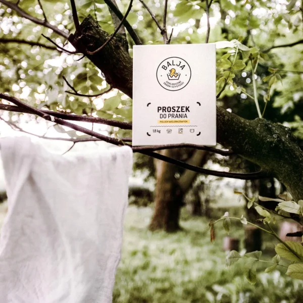 Proszek do prania pieluch wielorazowych i wisz?ca na drzewie pieluszka